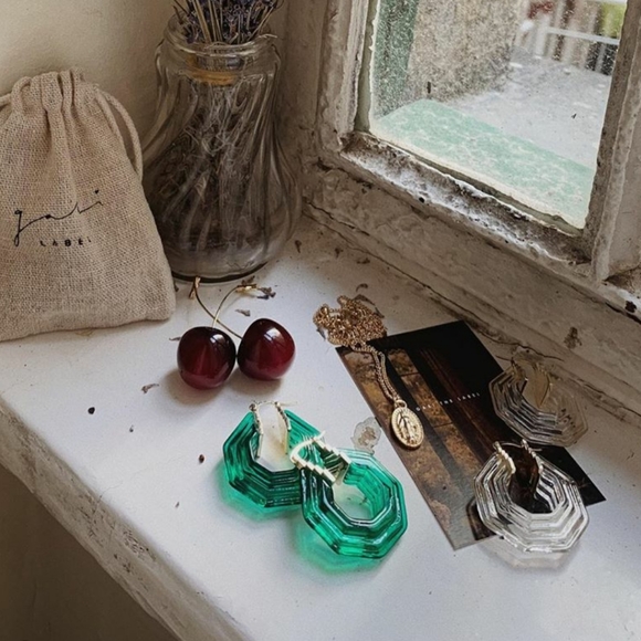 New luxury Gold Hoops Clear Acrylic earrings - Picture 8 of 9